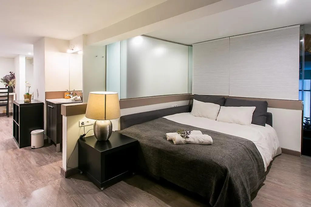 4 Rooms Barcelona Apartment